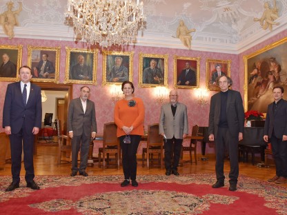 Vier Personen vom Gestaltungsbeirat sowie der Stadtplaner und der Bürgermeister im Bürgermeisterzimmer. (Foto: Kalteis)