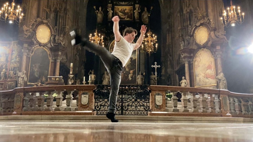Felix Röper tanzt im Stephansdom (Screenshots Robert Neumüller).