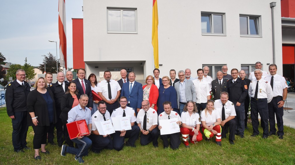 Eine Gruppe von Feuerwehrmitgliedern und Festgäste vor dem neuen Feuerwehrhaus in Viehofen. (Foto: Josef Vorlaufer)