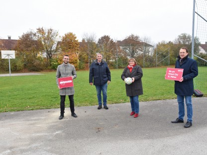 Sportreferent Florian Gleiss, Klaus Müller von der Stadtgärtnerei, Stadträtin Gabriele Vavra aus Harland und Bürgermeister Matthias Stadler bei der Sportanlage in Harland. (Foto: Josef Vorlaufer)