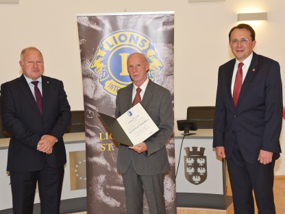 Anton-Kalcher-Preisträger Franz Hammerling, Lions-Club Präsident Andreas Döller und Bürgermeister Mag. Matthias Stadler stehen im Rathaus. (Foto: Josef Vorlaufer)