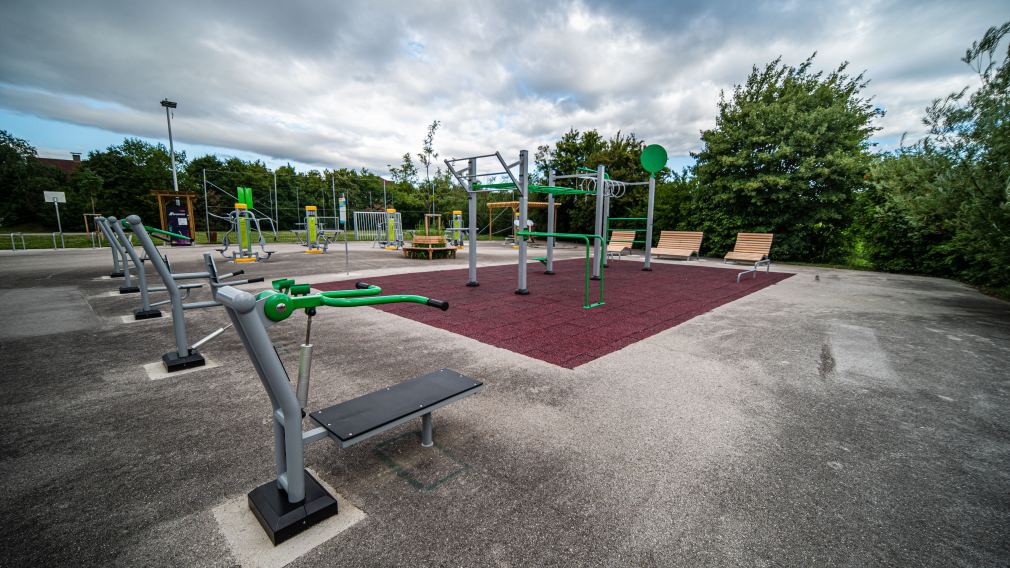 Die moderne Infrastruktur der neuen Fitnessanlage in Harland kann kostenlos genutzt werden. (Foto: Arman Kalteis)