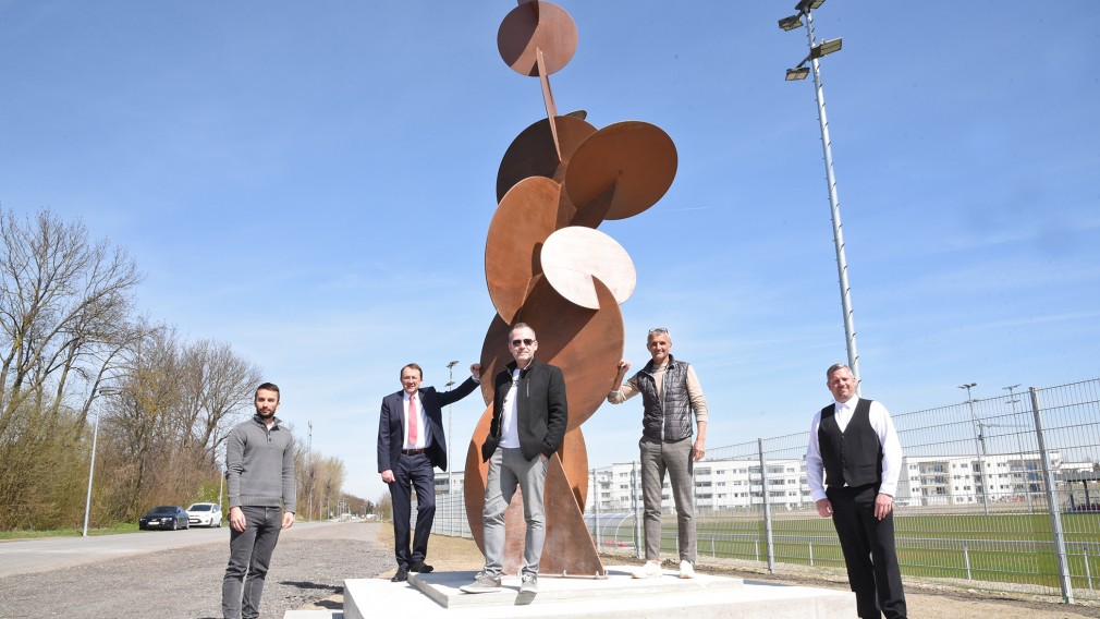 Fünf Personen vor der neuen Skulptur auf der Stadtsportanlage. (Foto: Vorlaufer)