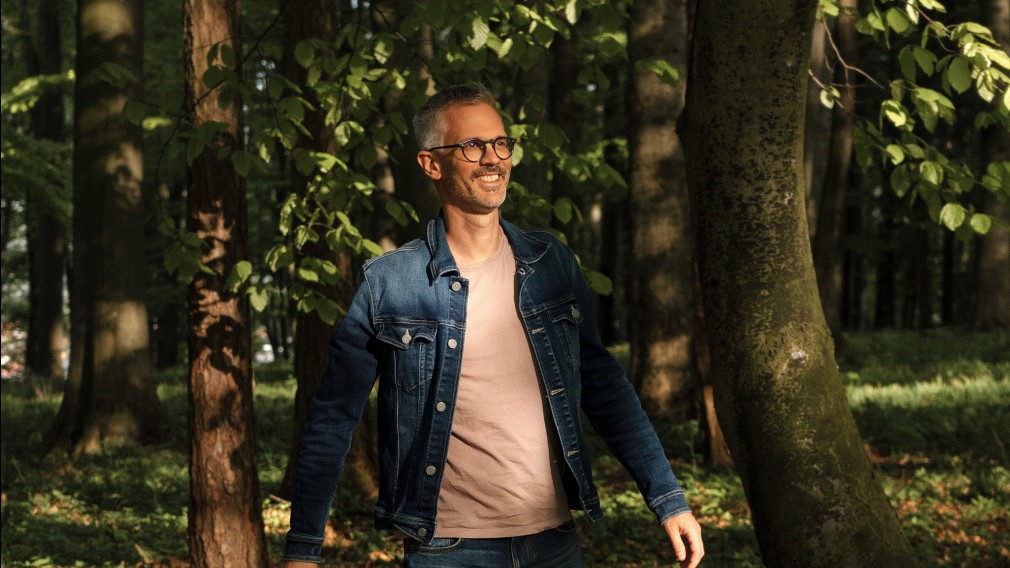 Martin Rotheneder posiert für ein Foto in einem Wald. (Foto: Christoph Haiderer)