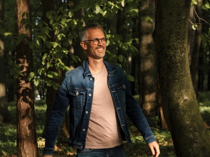 Martin Rotheneder posiert für ein Foto in einem Wald. (Foto: Christoph Haiderer)
