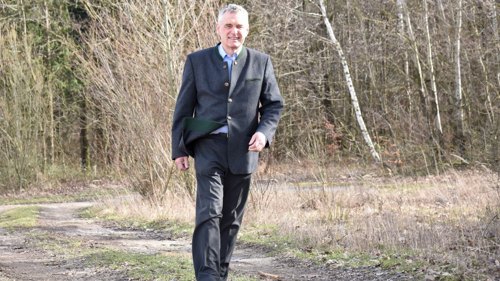 Forstexperte Dominik Bancalari im Wald beim ehemaligen TÜPL Völtendorf. (Foto: Josef Vorlaufer)