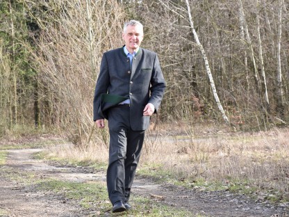 Forstexperte Dominik Bancalari im Wald beim ehemaligen TÜPL Völtendorf. (Foto: Josef Vorlaufer)