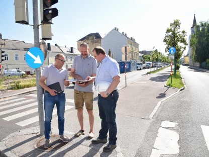 Wolfgang Lengauer (Baudirektor), Dieter Nusterer (zieritz + partner ZT Gmbh) und Christian Groissmaier (Baukoordinator) besprechen die geplanten Sperrungen. Foto: Josef Vorlaufer