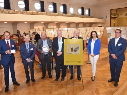 Stehend in der Jahnturnhalle: Bürgermeister Mag. Matthias Stadler, Helmuth Feichtenbeiner ( 1.Vorsitzender vom Städtepartnerverein Briefmarkenfreunde Heidenheim), DirRat Peter Lafite (Leiter Werbeabteilung Sparkasse NÖ West AG), Mag. Helmut Kogler (Präsident BSV St.Pölten und Präsident Verband öst. Philatelistenvereine (VÖPH)),  Ing.Alfred Kunz ( Vizepräsident VÖPH), Clarissa Fürnsinn (Leiterin UNO Postverwaltung Wien) und Stefan Nemeth,MBA, (Leiter Abteilung Philatelie bei der Öst.Post AG). (Foto: Josef Vorlaufer)