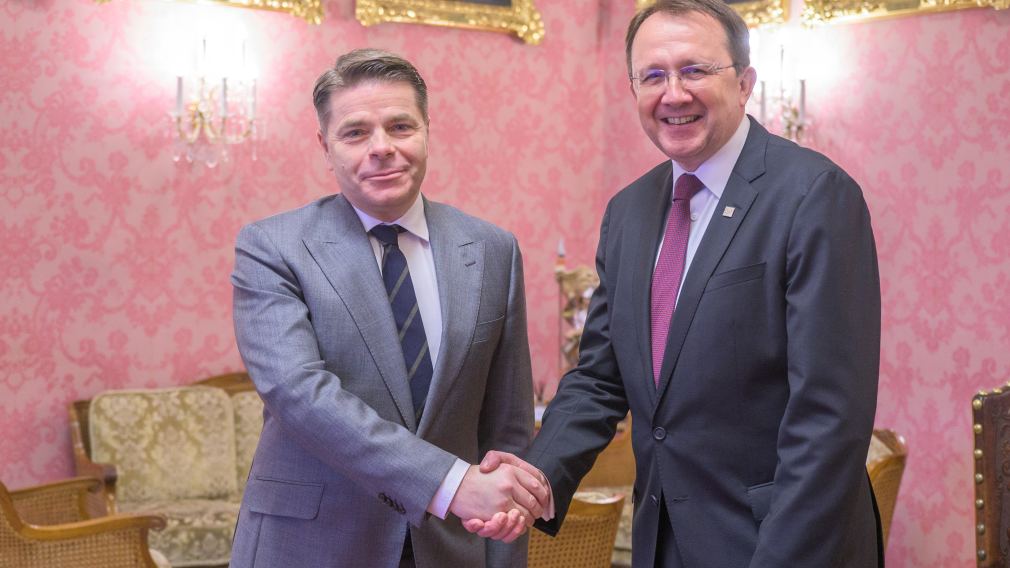 Der Botschafter der Republik Slowenien Aleksander Geržina und Bürgermeister Matthias Stadler sprachen bei ihrem Treffen über Sport, die Corona-Pandemie und die aktuelle Energiekrise. (Foto: Arman Kalteis)