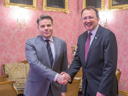 Der Botschafter der Republik Slowenien Aleksander Geržina und Bürgermeister Matthias Stadler sprachen bei ihrem Treffen über Sport, die Corona-Pandemie und die aktuelle Energiekrise. (Foto: Arman Kalteis)