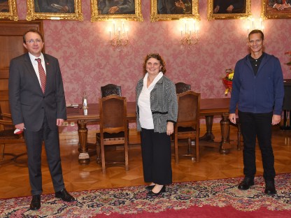 Bürgermeister Matthias Stadler, Marion Gabler-Söllner und  Peter Eigelsreiter, (Leiter des Geschäftsbereiches „Gesundheit, Soziales und Umwelt)stehen im Bürgermeisterbüro. Foto: Josef Vorlaufer