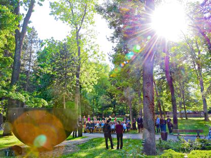 Das Bild zeigt die Gedenkstätte im Hammerpark sowie die Gäste der Veranstaltung. Foto: Josef Vorlaufer