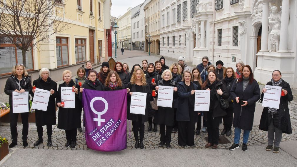 Das Büro für Diversität St. Pölten schloss sich der Aktion an und veranstaltete eine Kundgebung am Frauenplatz. (Foto: Josef Vorlaufer)