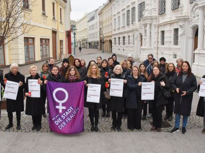 Das Büro für Diversität St. Pölten schloss sich der Aktion an und veranstaltete eine Kundgebung am Frauenplatz. (Foto: Josef Vorlaufer)