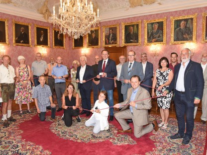 Die Mitglieder des Partnerstädtekomitee beim Empfang im Rathaus zum 20-jährigen Bestandsjubiläum. (Foto: Josef Vorlaufer)