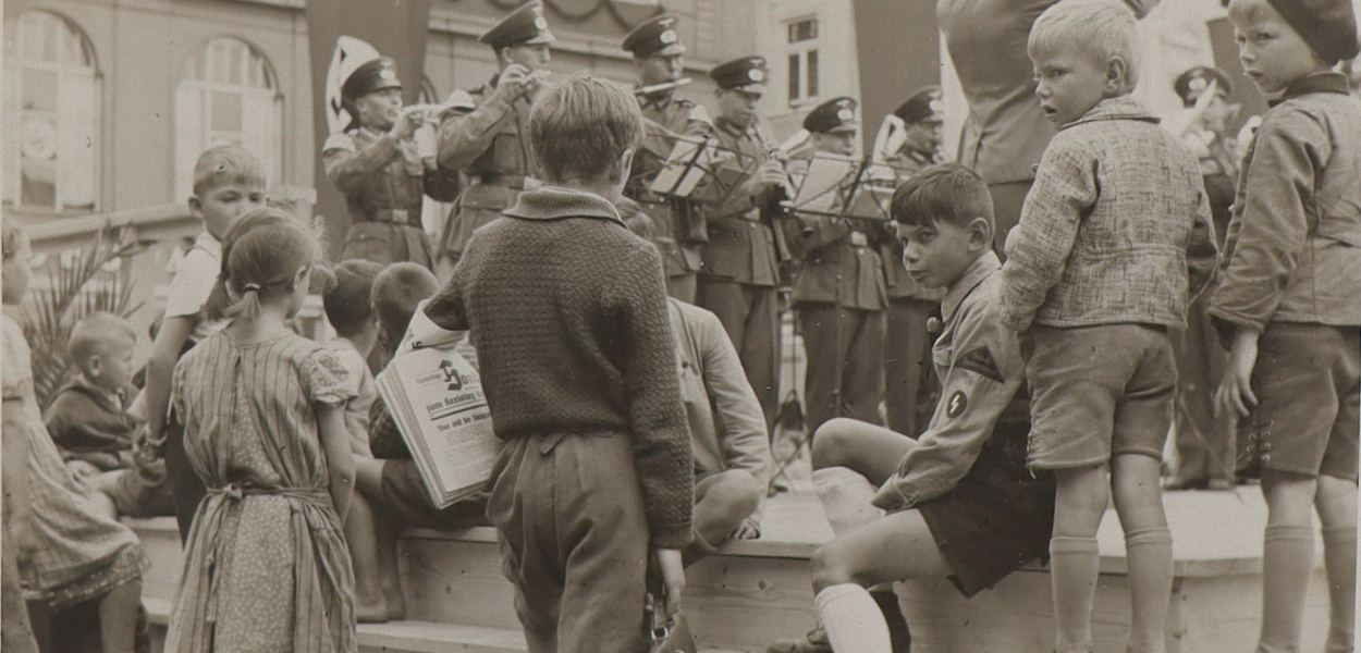 Fotografie von Kindern am Rathausplatz mit der Sonderausgabe des „St. Pöltner Anzeiger“ zum Kreistag der NSDAP, 1939. (Foto: Privatbesitz)