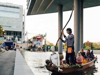 Mann im Boot mit Kindern.(Foto: Klaus Pichler.)