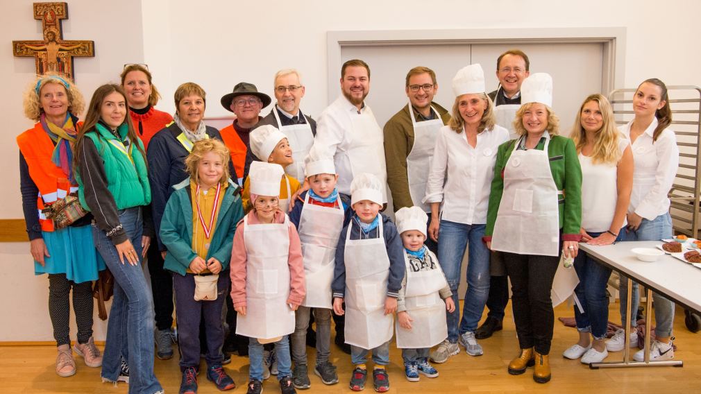 Erwachsene und Kinder in Kochkleidung. (Foto: Tanja Wagner)