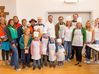 Erwachsene und Kinder in Kochkleidung. (Foto: Tanja Wagner)