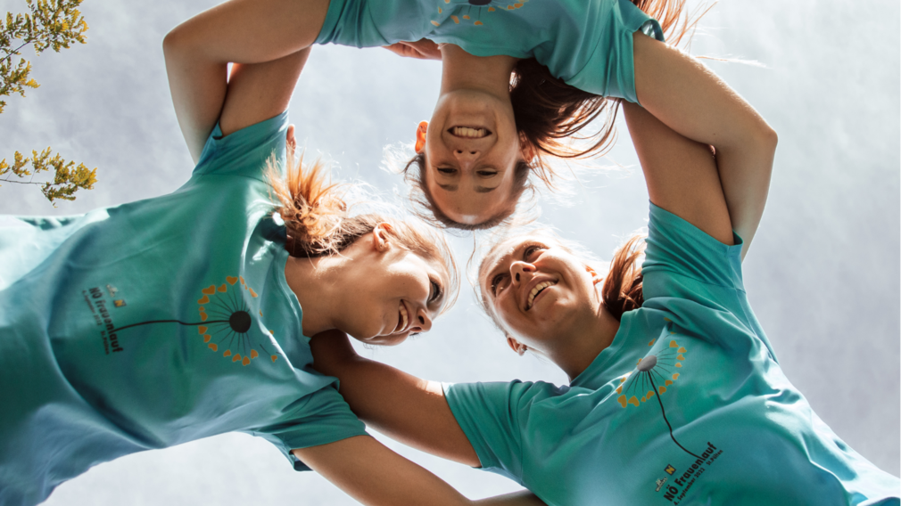 3 Läuferinnen des NÖ Frauenlaufs stehen im Kreis und umarmen sich. (Foto: AK Photography)