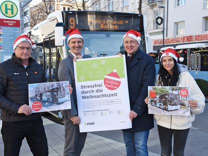 LUP-Beauftragter Peter Zuser, VOR-Geschäftsführer Wolfgang Schroll, Bürgermeister Matthias Stadler und Nadin Kranabetter mit Weihnachtsmützen vor dem St. Pöltner Hauptbahnhof bei den LUP-Haltestellen mit Aktionsplakaten in den Händen. (Foto: Josef Vorlaufer)