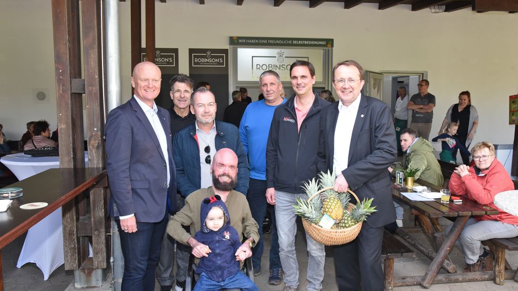 8 Personen bei der Eröffnung des Lokals. (Foto: Vorlaufer)