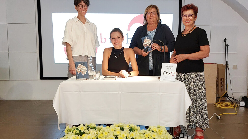 Auf dem Foto ist Alina Lindermuth bei ihrer Lesung zu sehen.

Stehend von links: Büchereileiterin Theresia Radl, Autorin Alina Lindermuth, Stadträtin Gabriele Vavra und Stadträtin Renate Gamsjäger

(Foto: Lena Paris, Copyright: Stadtbücherei St. Pölten)