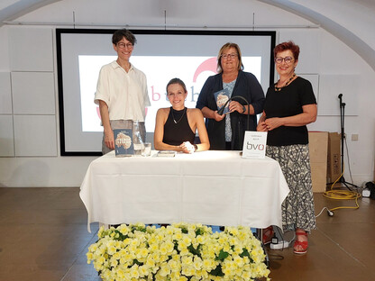 Auf dem Foto ist Alina Lindermuth bei ihrer Lesung zu sehen.

Stehend von links: Büchereileiterin Theresia Radl, Autorin Alina Lindermuth, Stadträtin Gabriele Vavra und Stadträtin Renate Gamsjäger

(Foto: Lena Paris, Copyright: Stadtbücherei St. Pölten)