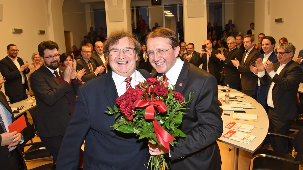 Bürgermeister Stadler und Vizebürgermeister Gunacker mit den applaudierenden Mandateren des St. Pöltner Gemeinderates. (Foto: Josef Vorlaufer)