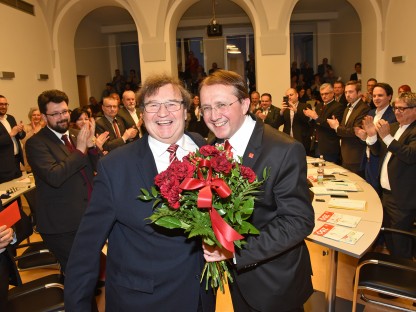 Bürgermeister Stadler und Vizebürgermeister Gunacker mit den applaudierenden Mandateren des St. Pöltner Gemeinderates. (Foto: Josef Vorlaufer)