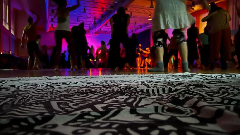 Tanzende Menschen im Saal der Begegnung. (Foto: Elly Schön)