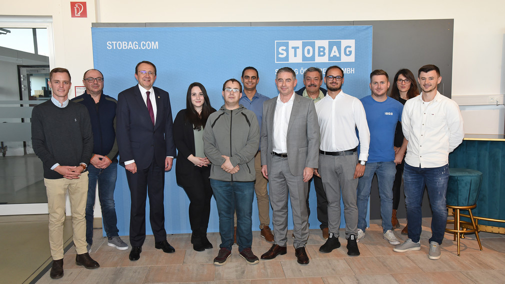 Gruppenfoto mit Mitarbeitern der Firma Stobag und Bürgermeister Stadler