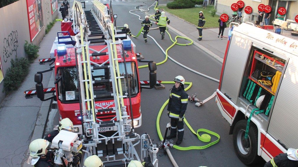 Feuerwehreinsatz auf Straße