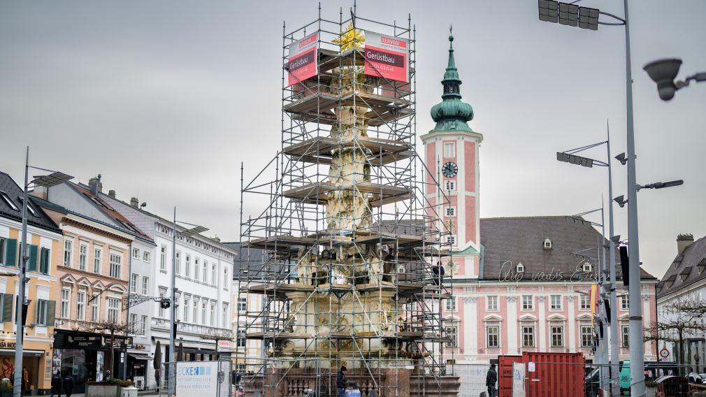 Eine Foto der Dreifaltigkeitssäule am Rathausplatz mit Gerüst. (Foto: Arman Kalteis)