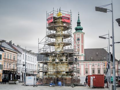 Eine Foto der Dreifaltigkeitssäule am Rathausplatz mit Gerüst. (Foto: Arman Kalteis)