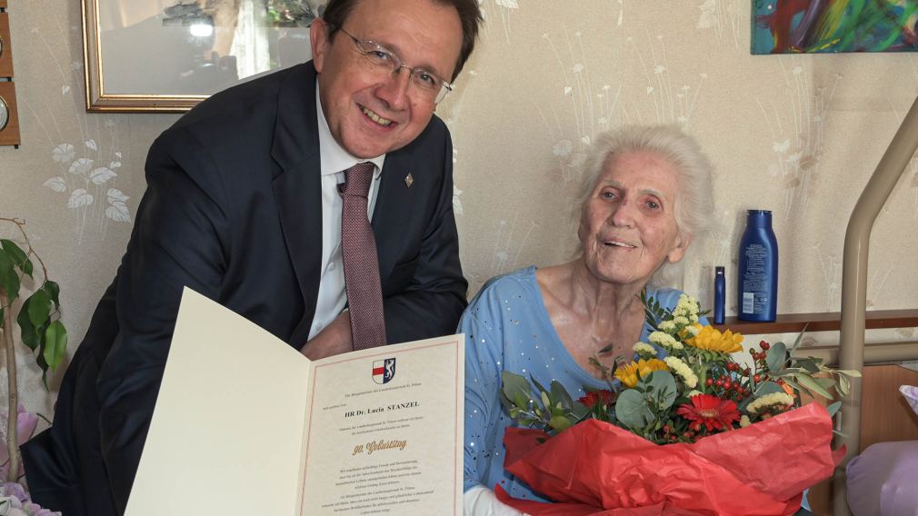 Noch vor wenigen Wochen konnte Bürgermeister Matthias Stadler Lucia Stanzel zum 90. Geburtstag gratulieren. (Foto: Josef Vorlaufer)