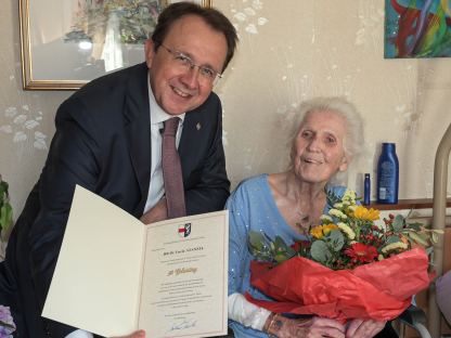Noch vor wenigen Wochen konnte Bürgermeister Matthias Stadler Lucia Stanzel zum 90. Geburtstag gratulieren. (Foto: Josef Vorlaufer)