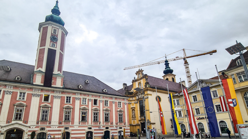 Schwarze Beflaggung am Rathaus (Foto: Aman Kalteis)