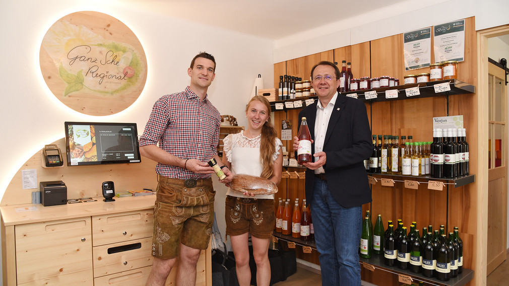 Geschäftsführerin Katharina Schebesta-Ganzberger und ihr Mann Peter Schebesta-Ganzberger posieren gemeinsam mit Bürgermeister Mag. Matthias Stadler für ein Foto im Selbstbedienungsladen. (Foto: Josef Vorlaufer)