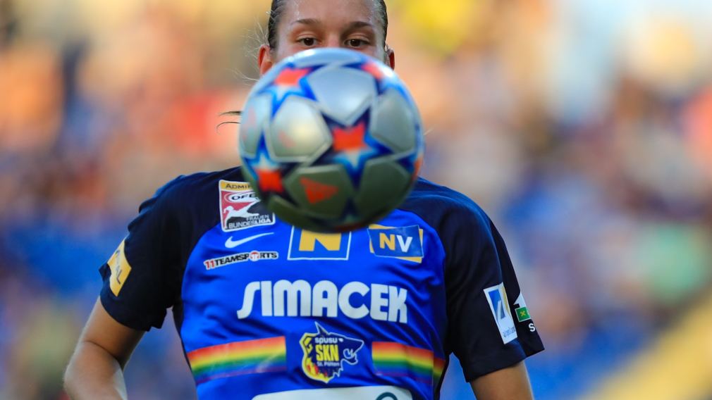 Eine Spielerin des SKN St. Pölten mit einem Fußball vor ihrem Gesicht. (Foto: Tom Seiss/SKN Frauen)