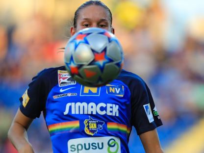 Eine Spielerin des SKN St. Pölten mit einem Fußball vor ihrem Gesicht. (Foto: Tom Seiss/SKN Frauen)