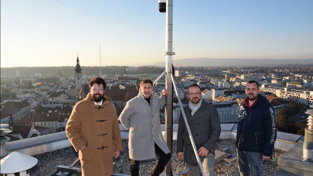 Vizebürgermeister Harald Ludwig, Dietmar Zeiss und Matthias Weiländer von der Marketing St. Pölten GmbH sowie Hausbesorger Mario Zauchinger. (Foto: Josef Vorlaufer)