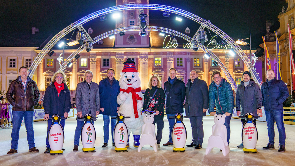 Ein Gruppenfoto mit Bürgermeister Stadler und den Sponsoren, Organisatoren und anderen Unterstützern des Eislaufplatzes.