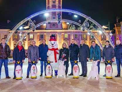 Ein Gruppenfoto mit Bürgermeister Stadler und den Sponsoren, Organisatoren und anderen Unterstützern des Eislaufplatzes.