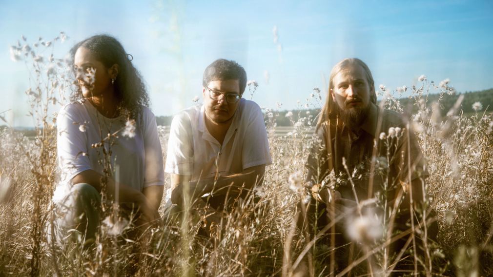 Das Wiener NewcomerTrio Slowklang wird das Jazz im Hof heuer eröffnen. Wie gewohnt gibt es jeweils zwei Acts an drei Konzertabenden. (Foto: Carina Antl)