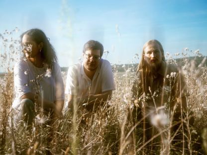 Das Wiener NewcomerTrio Slowklang wird das Jazz im Hof heuer eröffnen. Wie gewohnt gibt es jeweils zwei Acts an drei Konzertabenden. (Foto: Carina Antl)