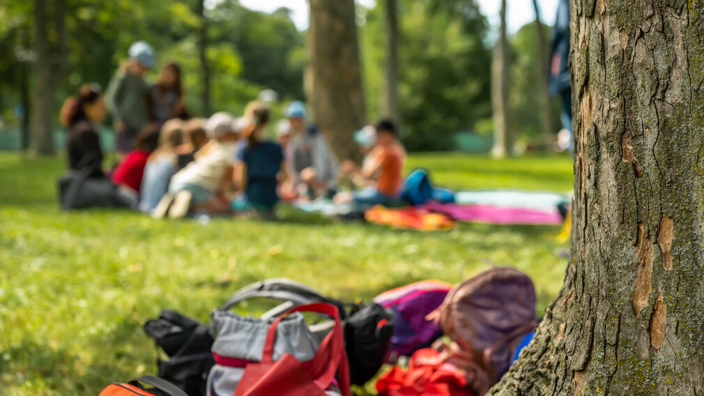 Im Rahmen von „Lesen im Park“ wird Kindern aus ausgewählten Büchern von Freiwilligen vorgelesen. (Foto: Arman Kalteis)