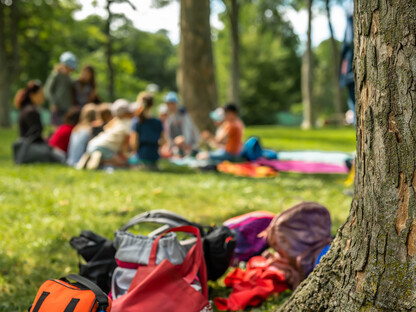 Im Rahmen von „Lesen im Park“ wird Kindern aus ausgewählten Büchern von Freiwilligen vorgelesen. (Foto: Arman Kalteis)