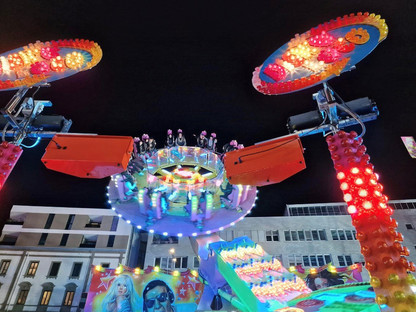 Fahrgeschäft Disco Loco bei Nacht. (Foto: Marketing St. Pölten GmbH)